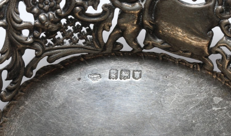 Paterka srebrna 1902 Goldsmiths and Silversmiths Co. 95 gram 15,2 cm producent